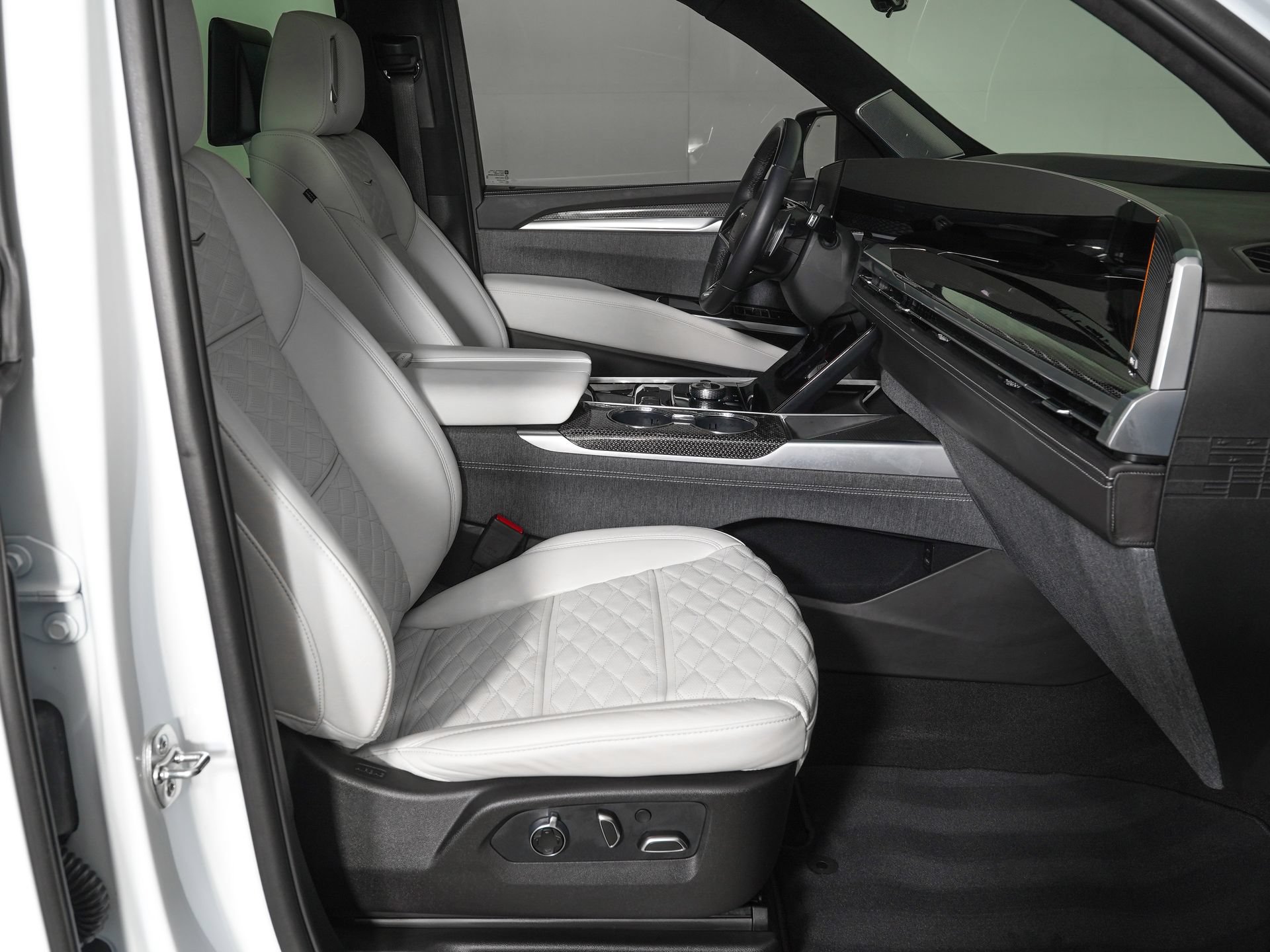 Used 2026 Cadillac Escalade V w/ LPO, ONYX Package AWD/4WD image 8