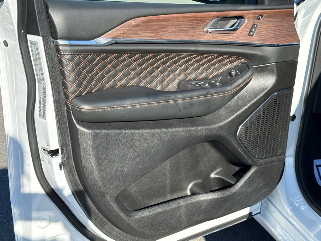 Used 2025 Jeep Grand Cherokee Summit image 9