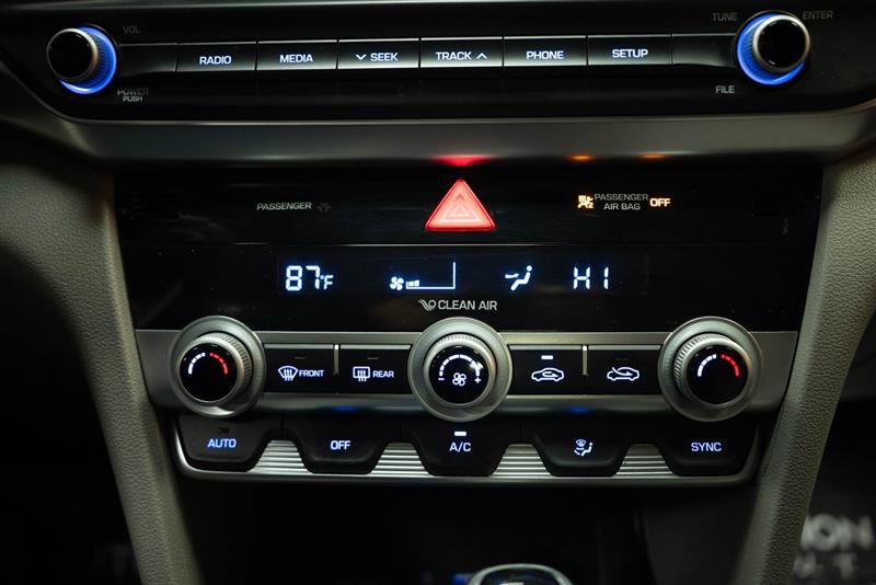 Used 2020 Hyundai Elantra SE FWD image 19