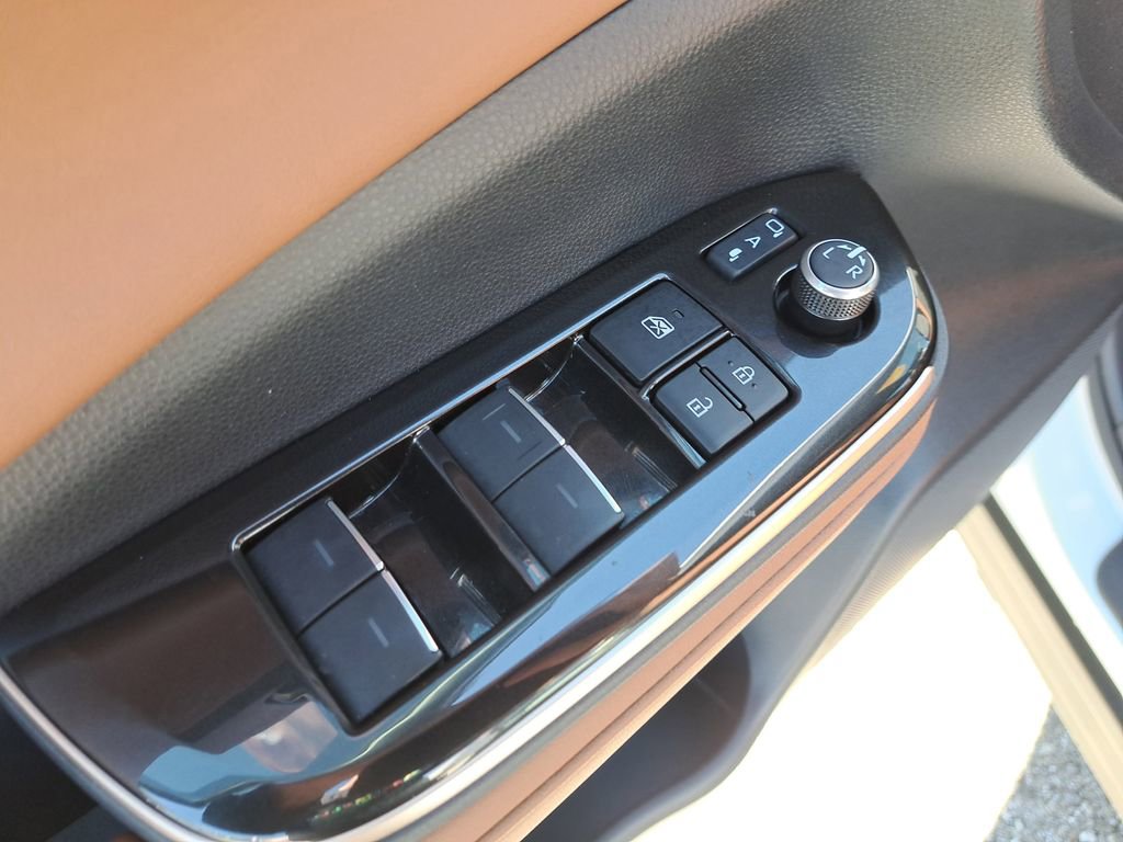 Certified 2025 Toyota Crown Signia Limited image 15