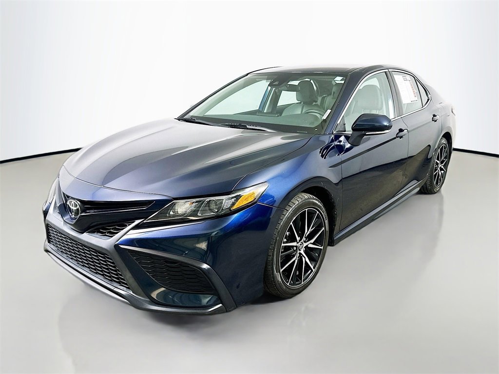 Used 2021 Toyota Camry SE image 3