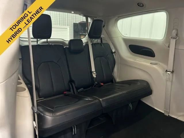 Used 2023 Chrysler Pacifica Touring-L image 14
