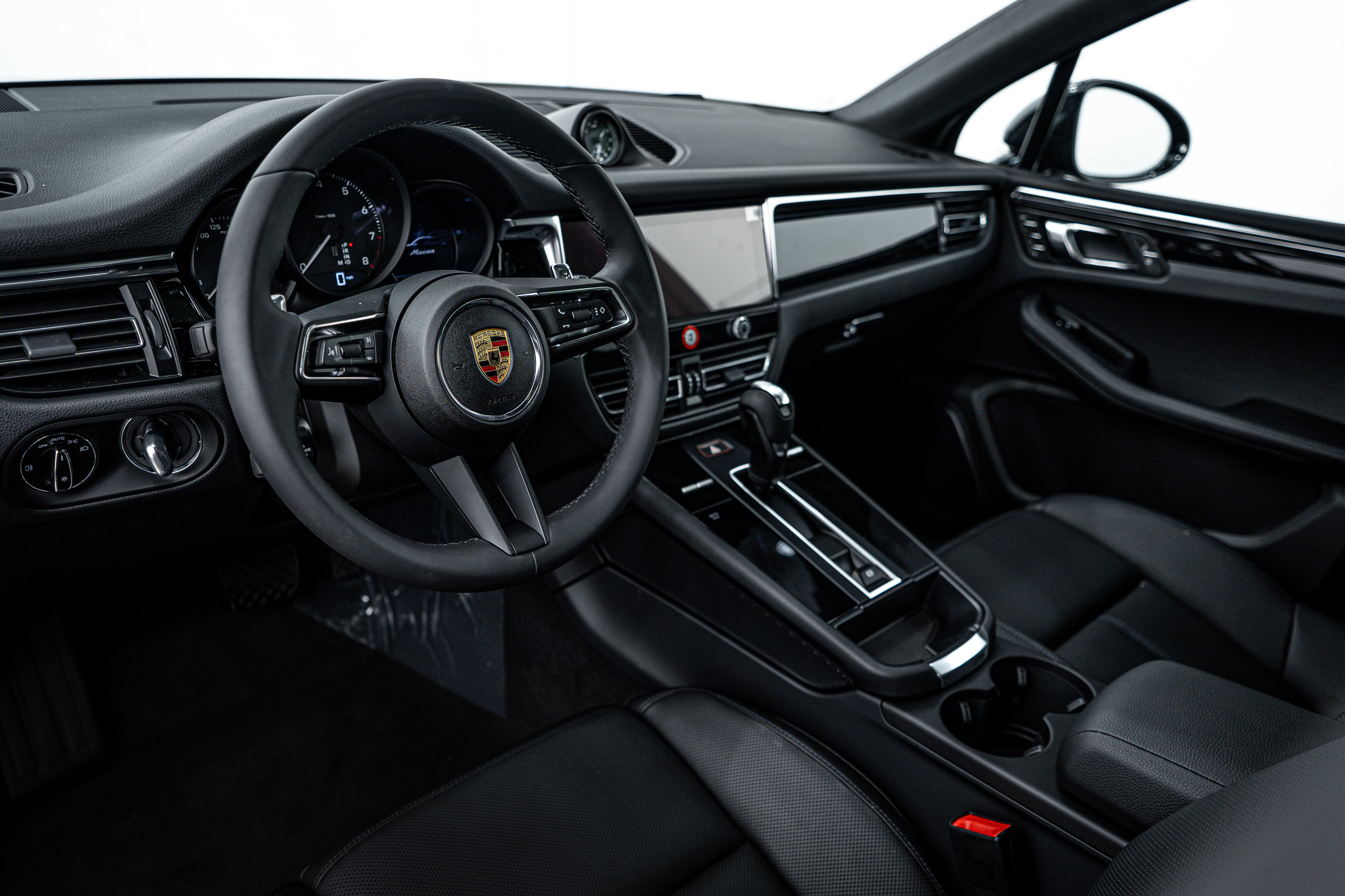 New 2025 Porsche Macan image 4