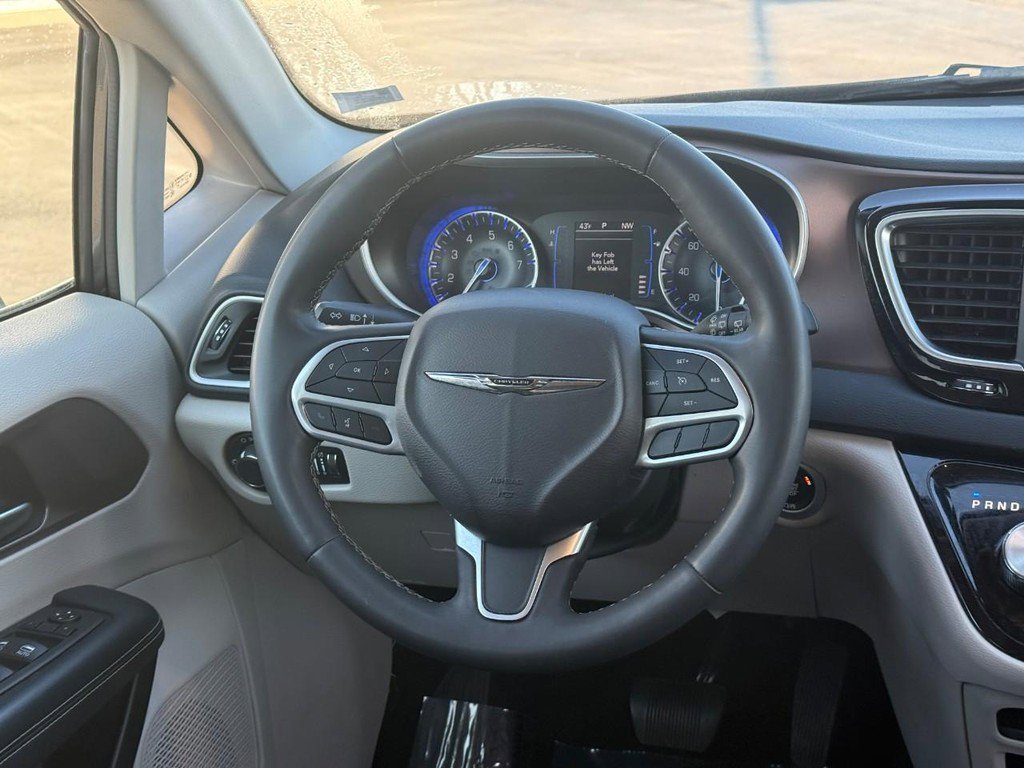 Used 2023 Chrysler Voyager LX image 15