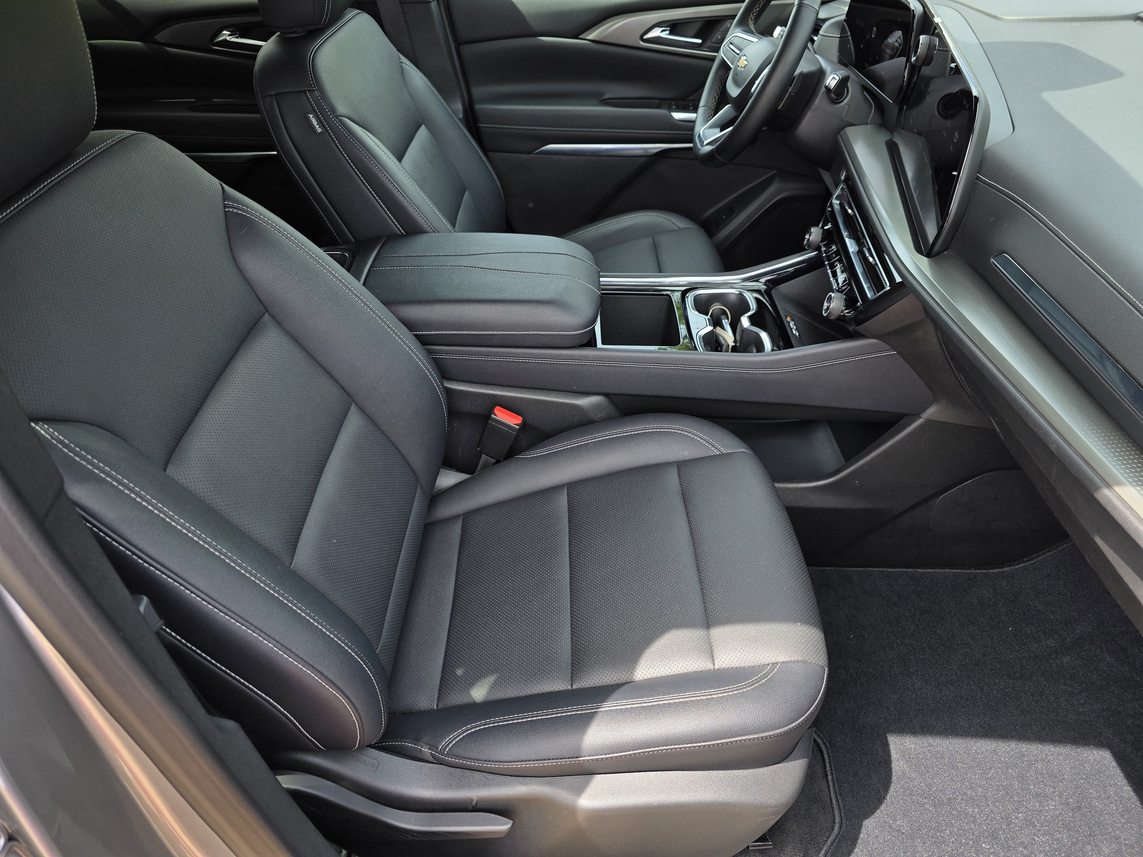 Used 2025 Chevrolet Traverse LT FWD image 30