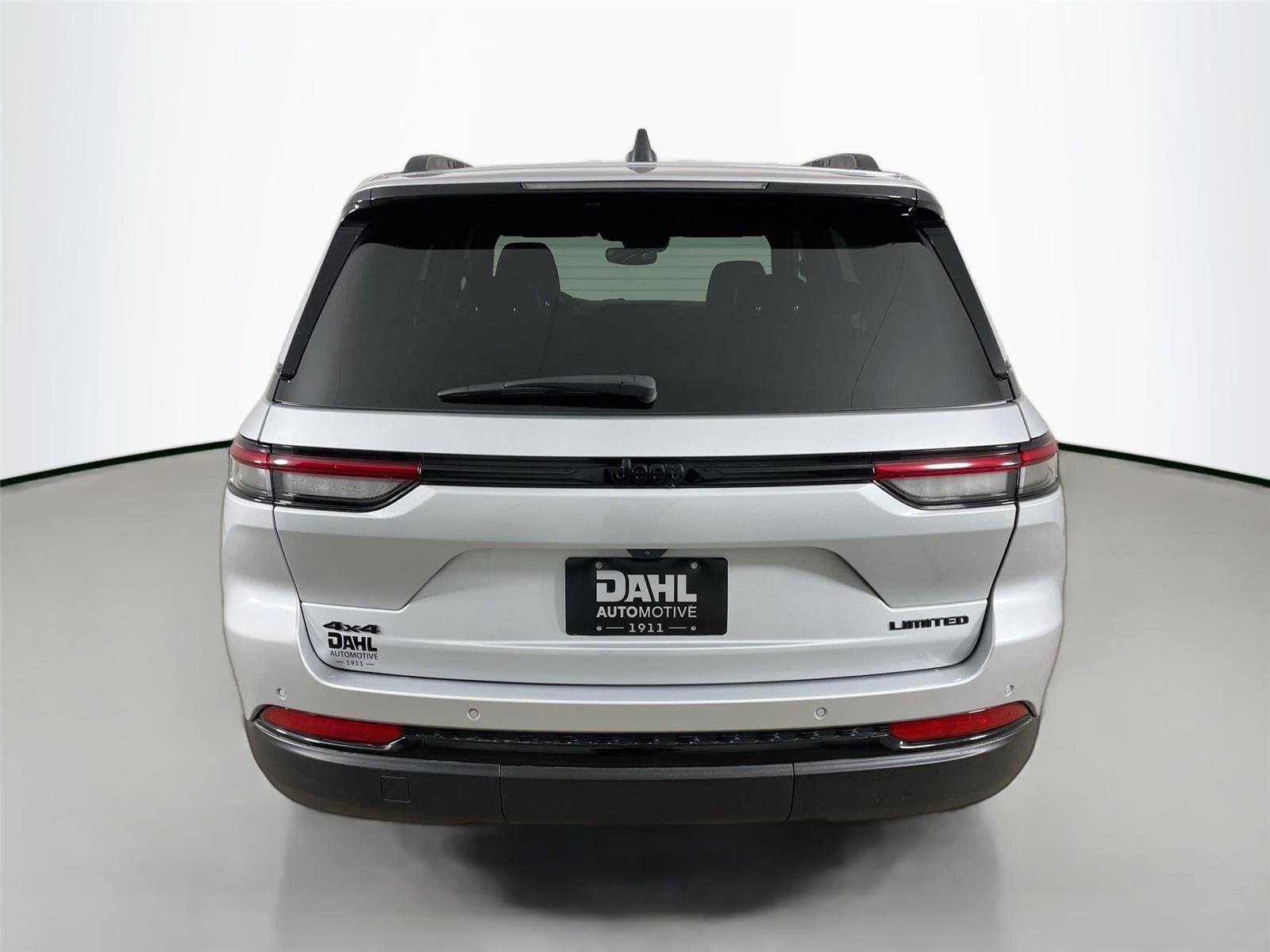 Used 2024 Jeep Grand Cherokee Limited w/ Black Appearance Package AWD/4WD image 12