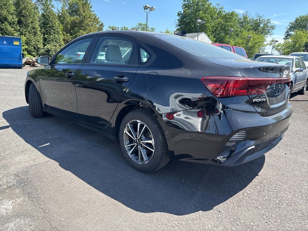 Used 2023 Kia Forte LXS w/ LXS Technology Package FWD image 5