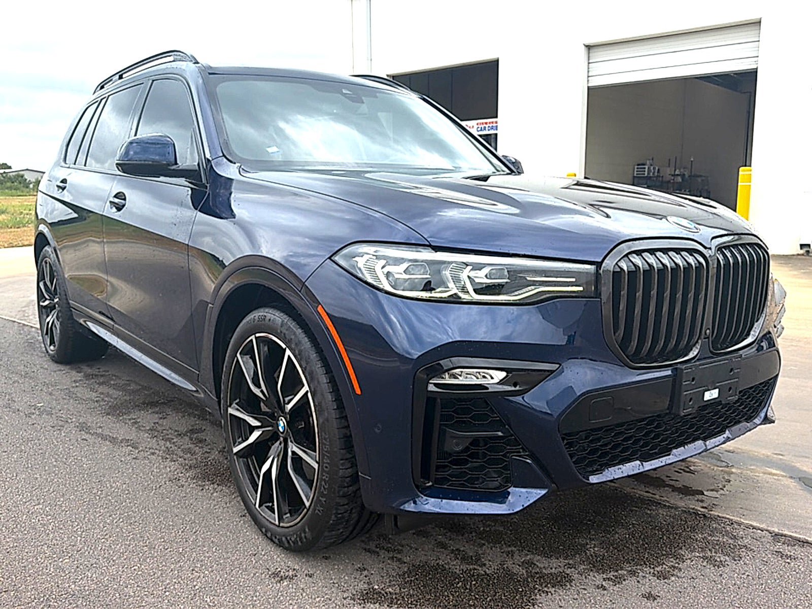 Used 2022 BMW X7 xDrive40i w/ M Sport Package AWD/4WD image 3