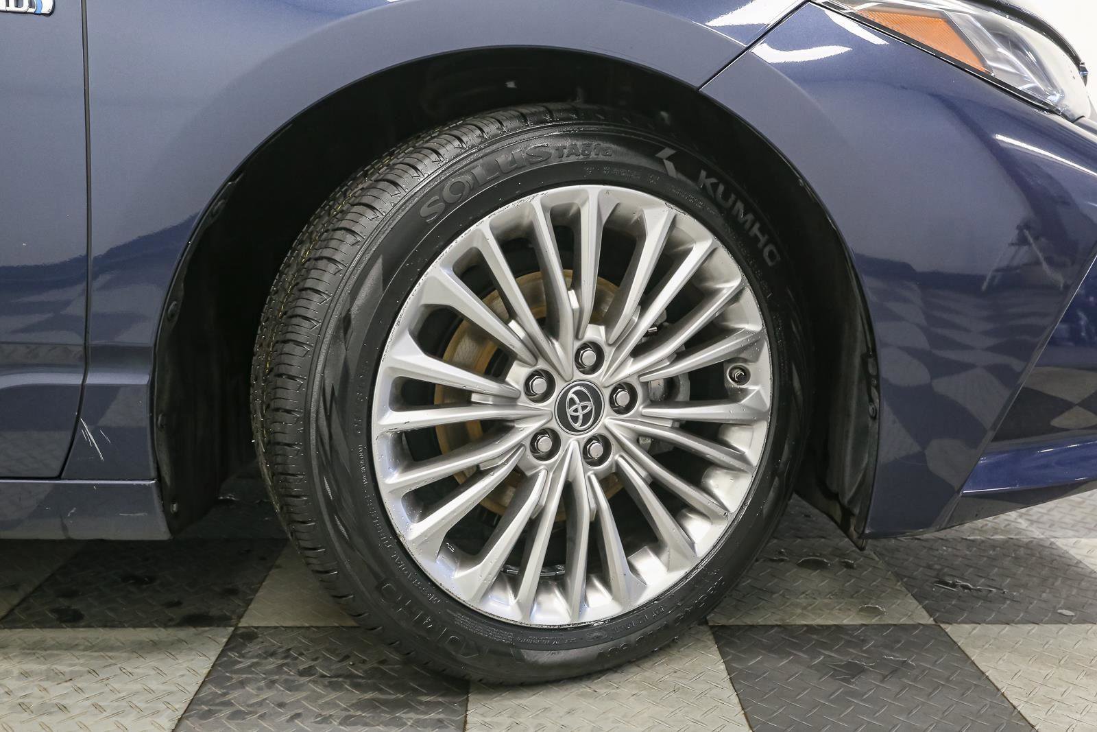 Used 2019 Toyota Avalon Limited w/ Advanced Safety Package FWD image 16
