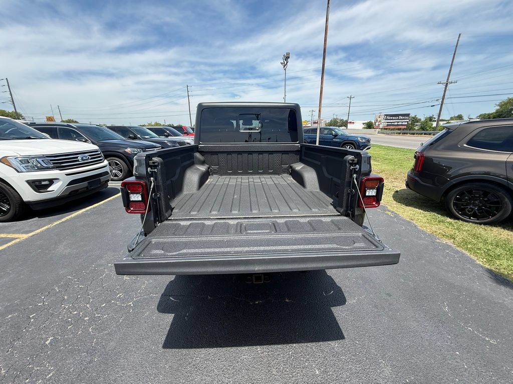 Used 2022 Jeep Gladiator Overland w/ Popular Equipment Package AWD/4WD image 5