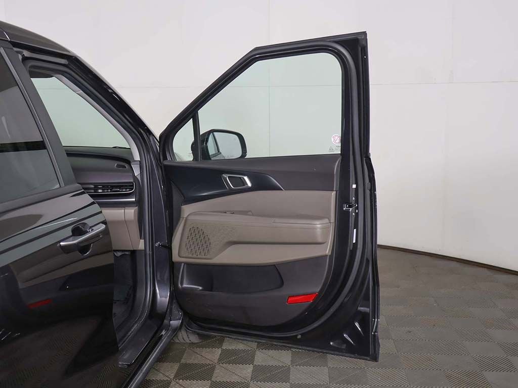 Used 2025 Kia Carnival FWD image 20