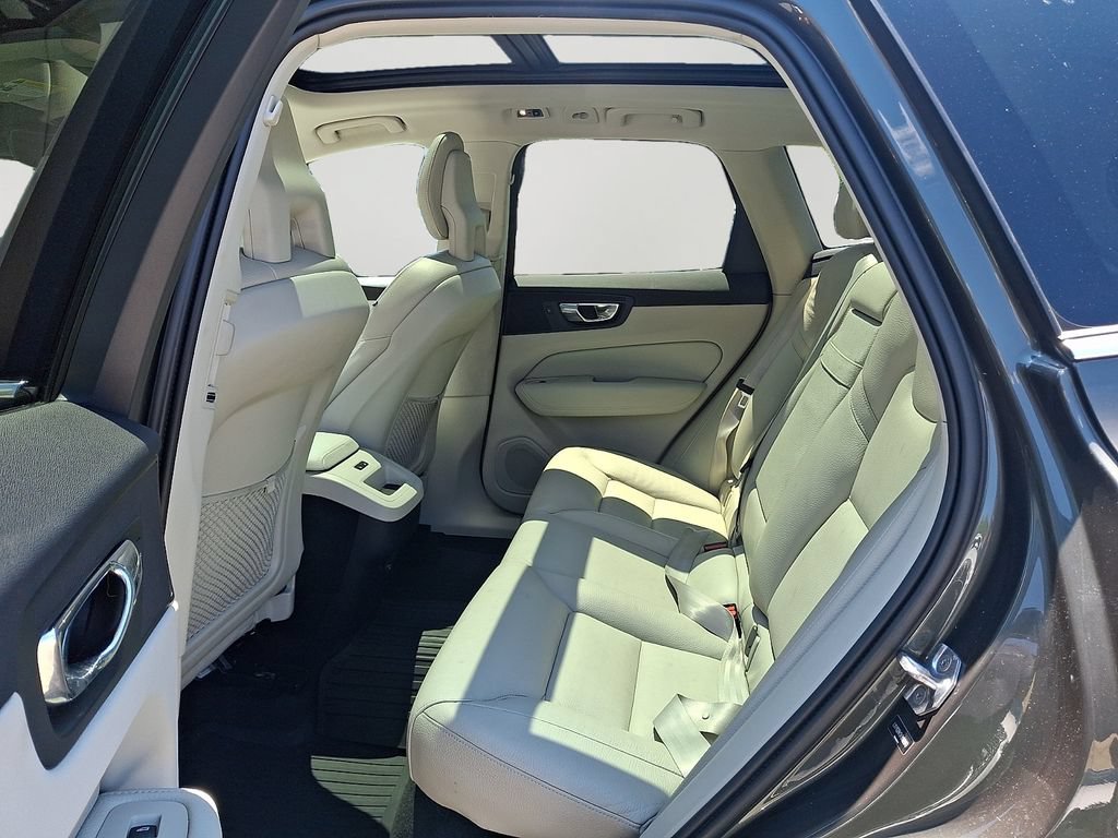 Used 2019 Volvo XC60 T5 Momentum w/ Multimedia Package AWD/4WD image 10
