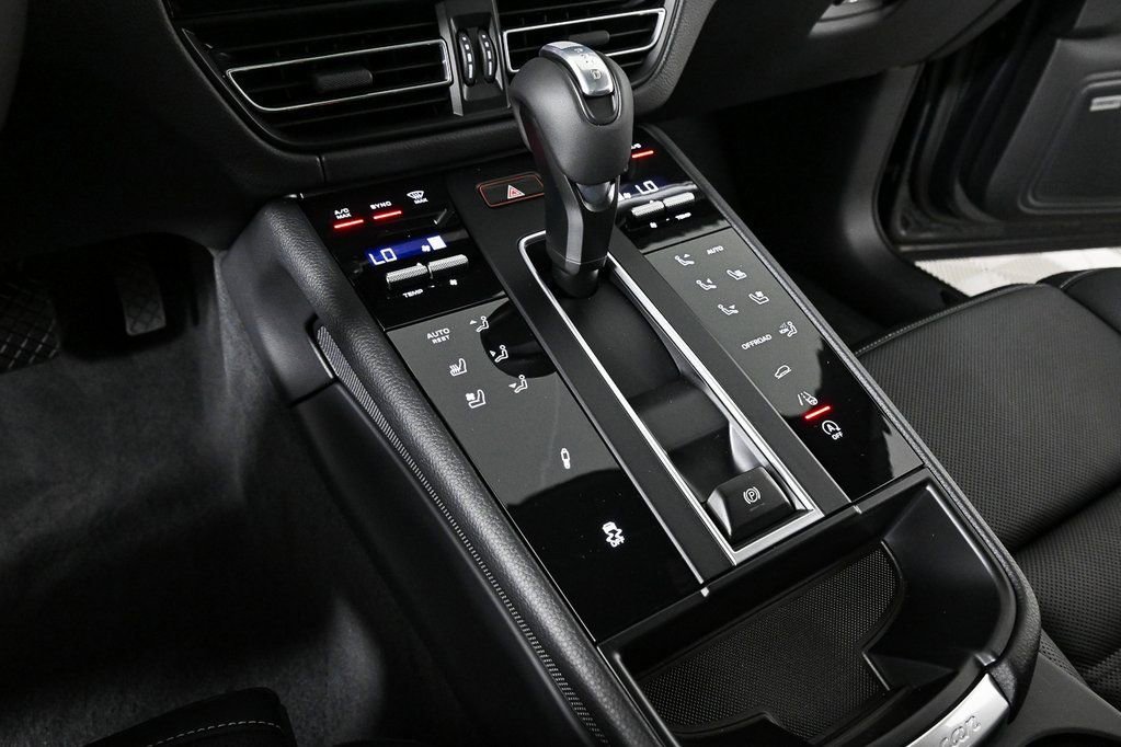 Certified 2026 Porsche Macan AWD/4WD image 18