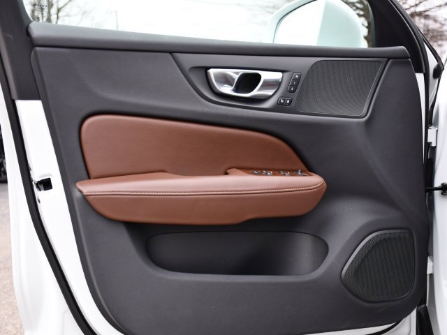 Used 2025 Volvo V60 B5 Cross Country Plus image 10