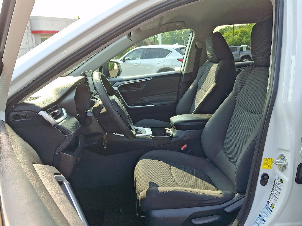 Used 2021 Toyota RAV4 LE AWD/4WD image 14