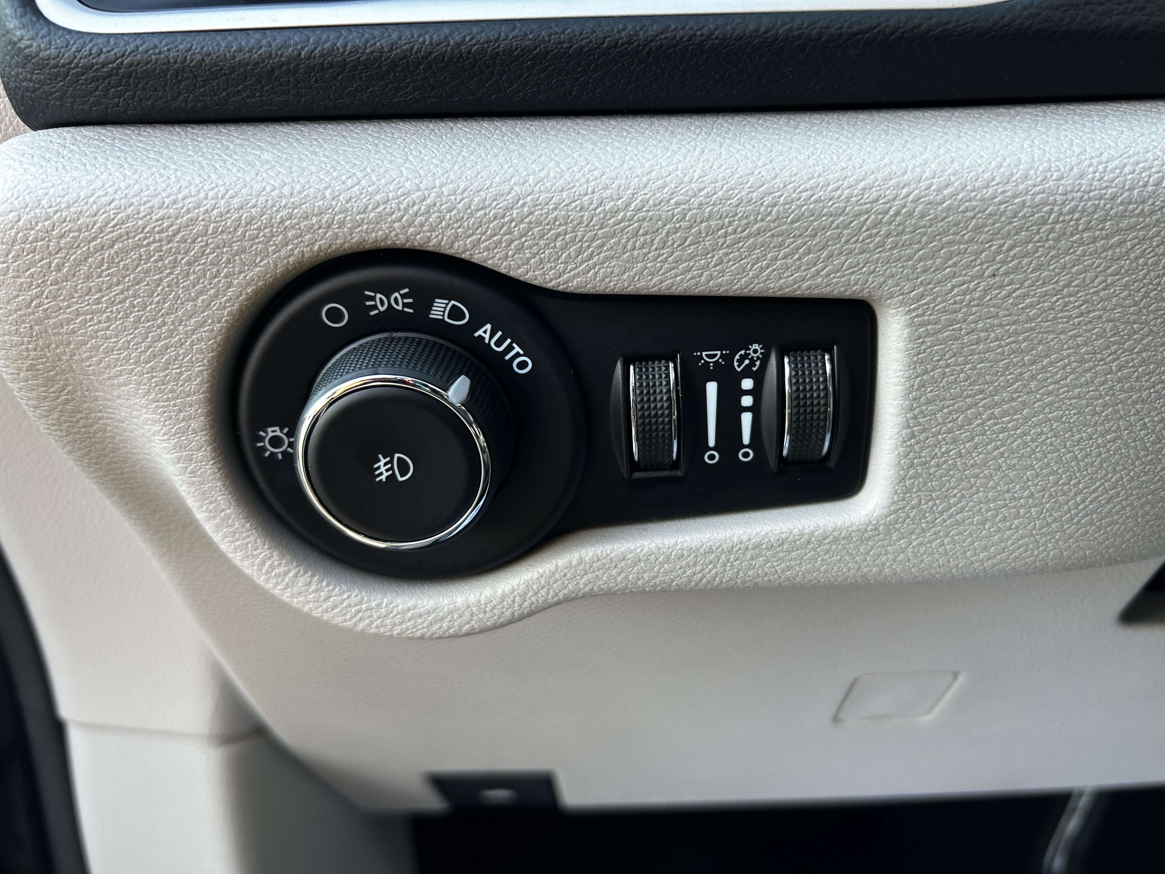 Used 2023 Chrysler Pacifica Touring-L FWD image 26