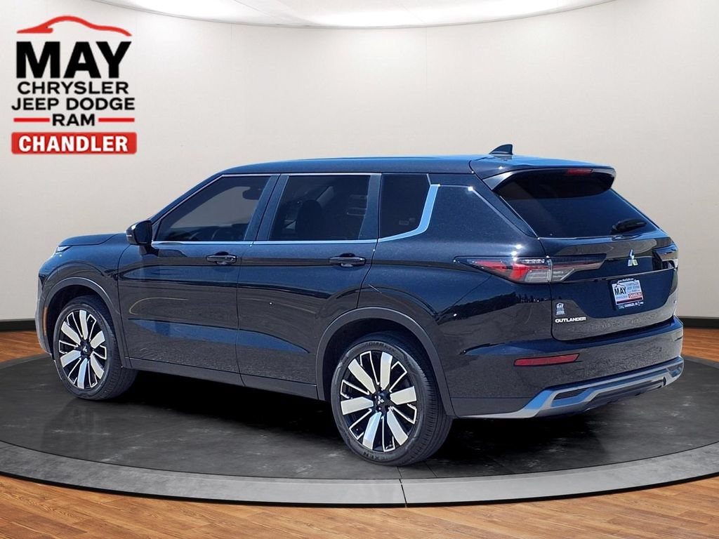 Used 2025 Mitsubishi Outlander SE FWD image 3
