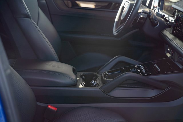 Used 2025 Porsche Cayenne GTS image 26