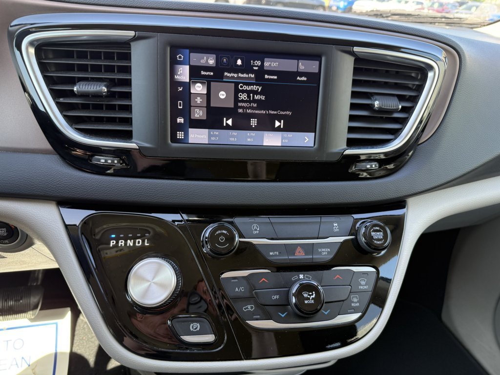 Used 2023 Chrysler Voyager LX FWD image 24