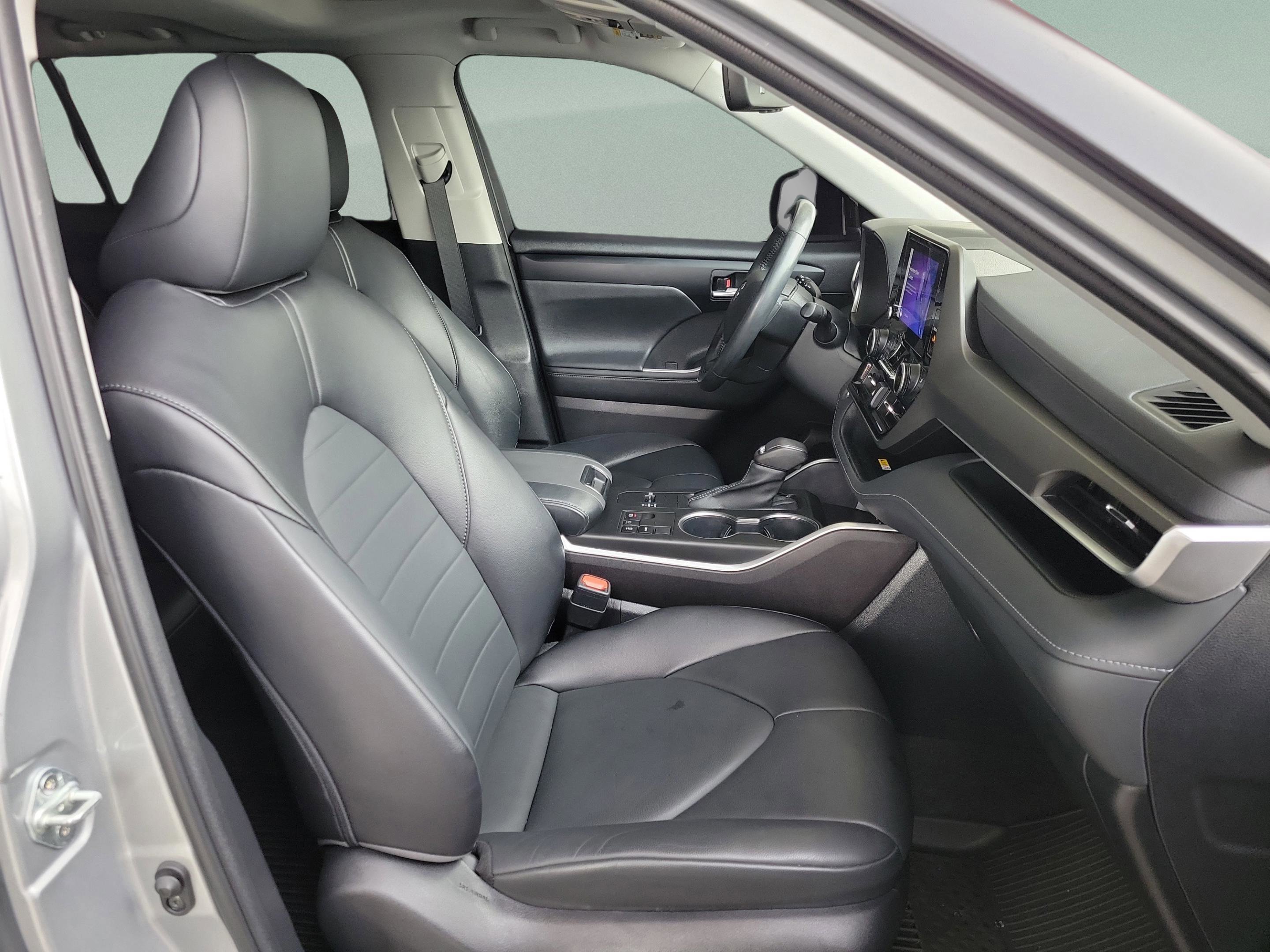 Used 2023 Toyota Highlander XLE image 25