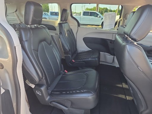 Used 2024 Chrysler Pacifica Touring-L FWD image 16