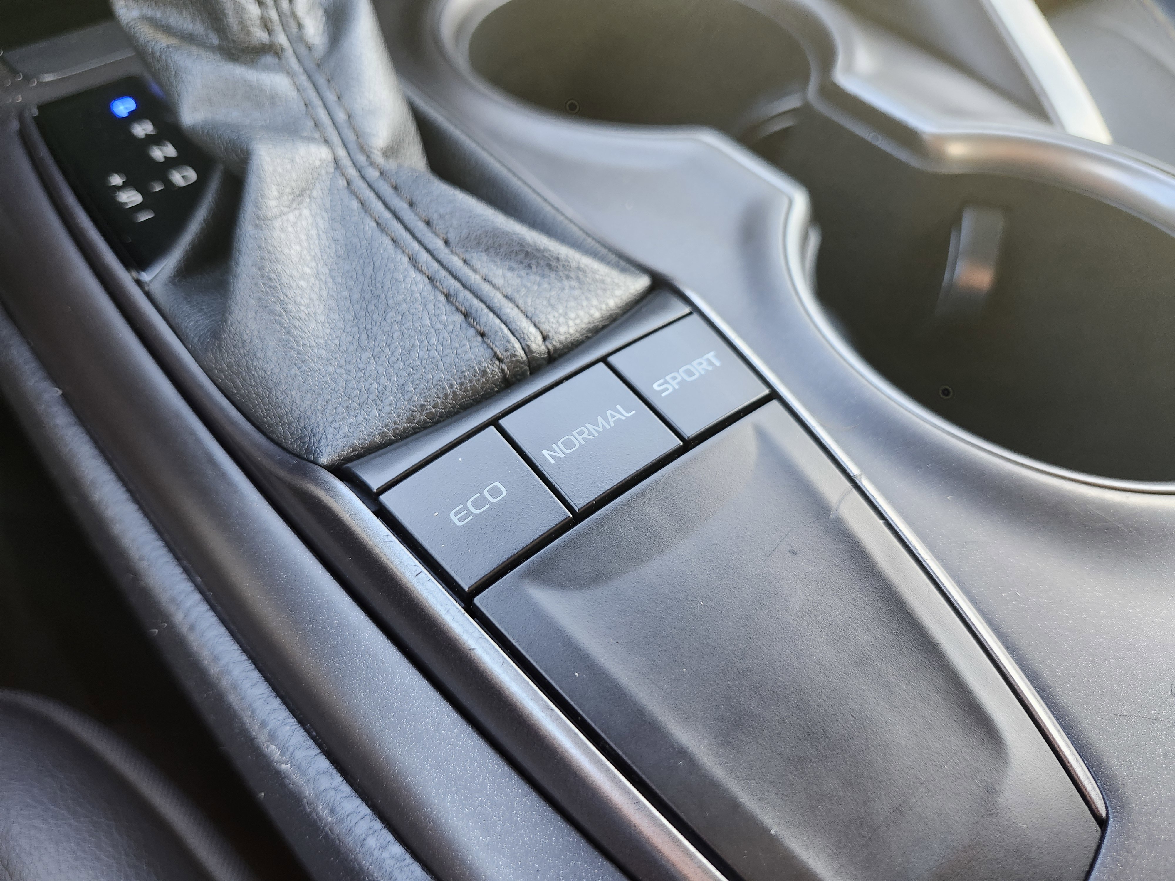 Used 2022 Toyota Camry SE FWD image 8