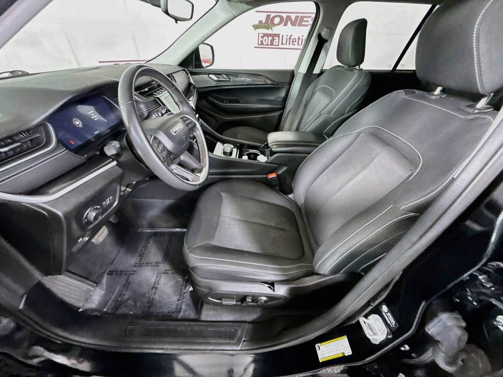 Used 2023 Jeep Grand Cherokee Laredo w/ Luxury Tech Group I AWD/4WD image 25