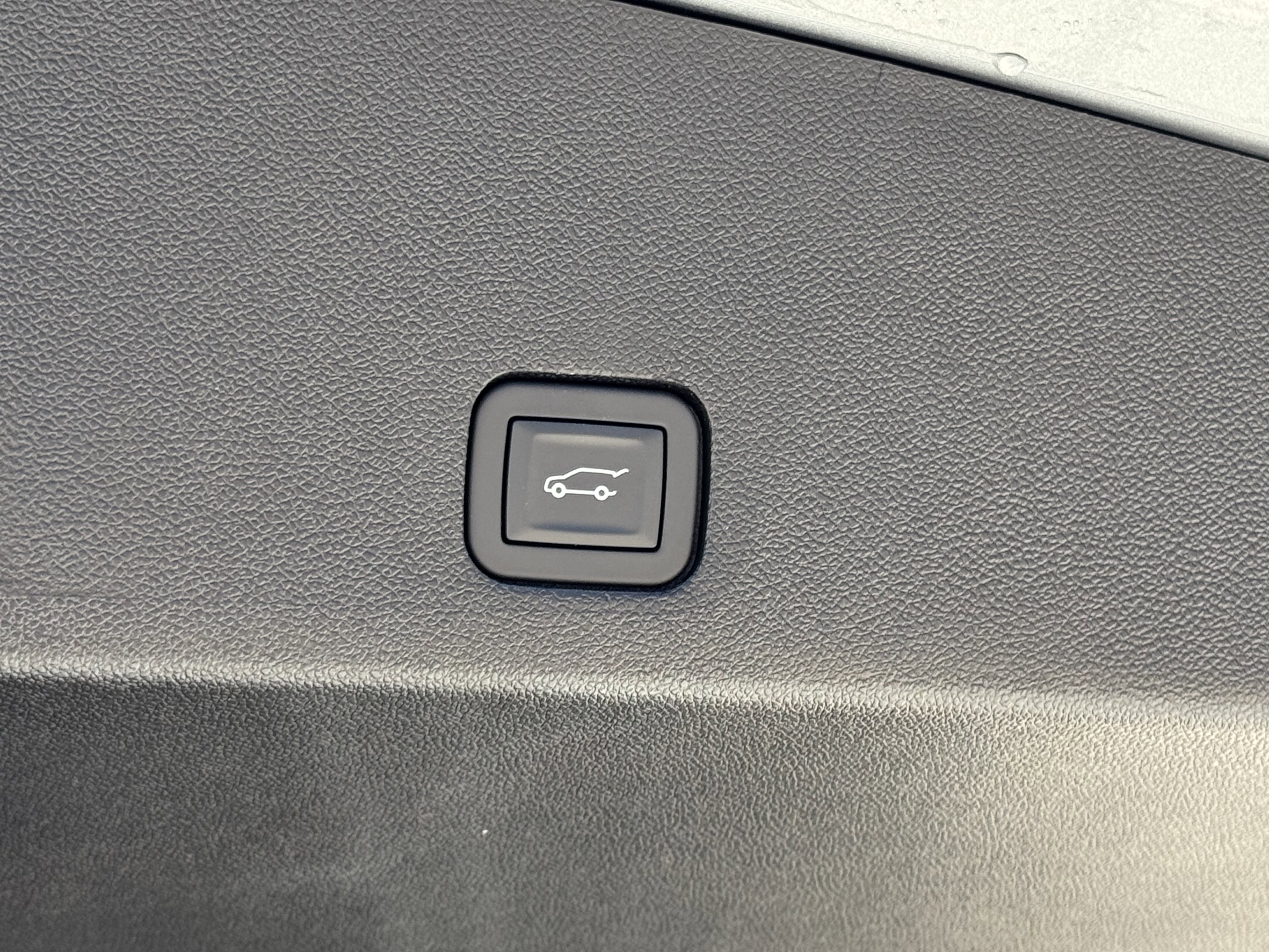 New 2025 Cadillac XT6 Luxury image 10