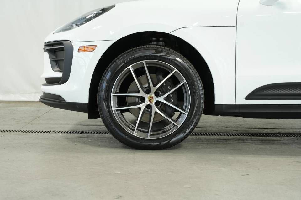 Certified 2025 Porsche Macan AWD/4WD image 43