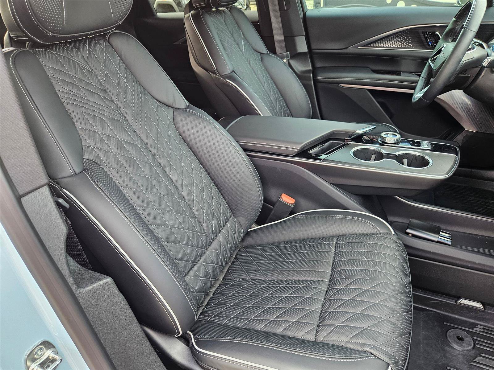 New 2026 Cadillac Lyriq V w/ LPO, Floor Liner Package AWD/4WD image 25