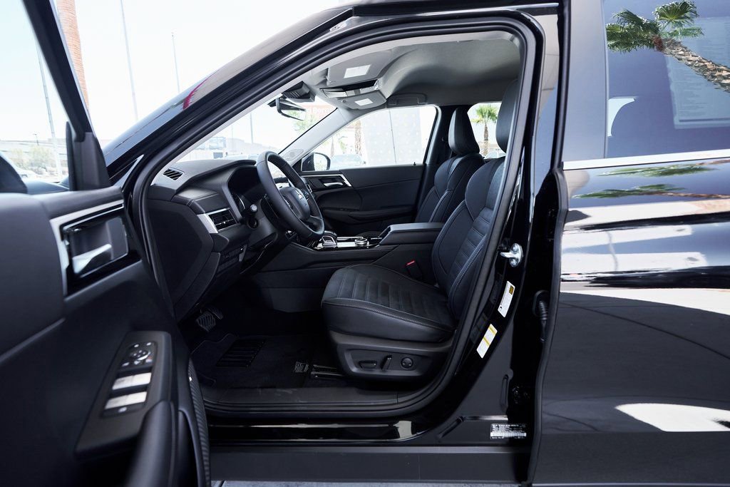 Used 2025 Mitsubishi Outlander SE image 18