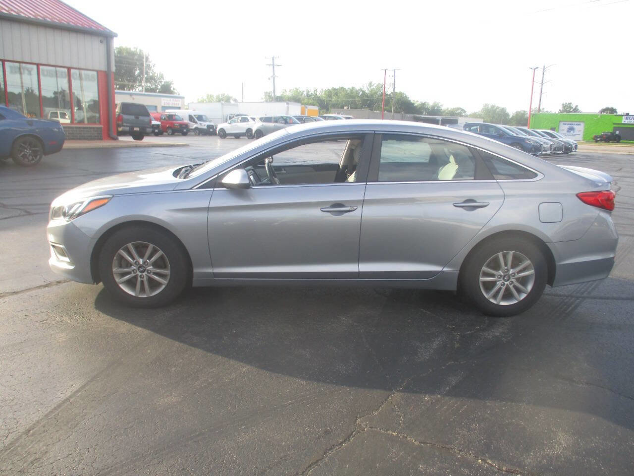 Used 2017 Hyundai Sonata SE image 2