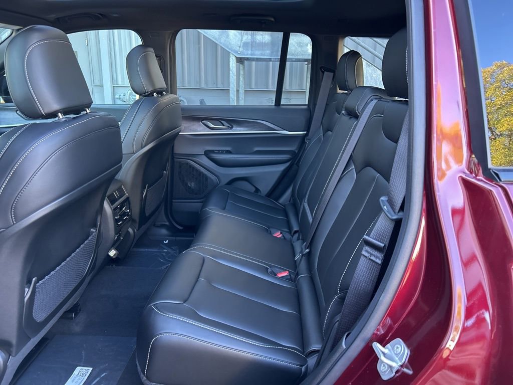 New 2025 Jeep Grand Cherokee Limited w/ Black Appearance Package image 34
