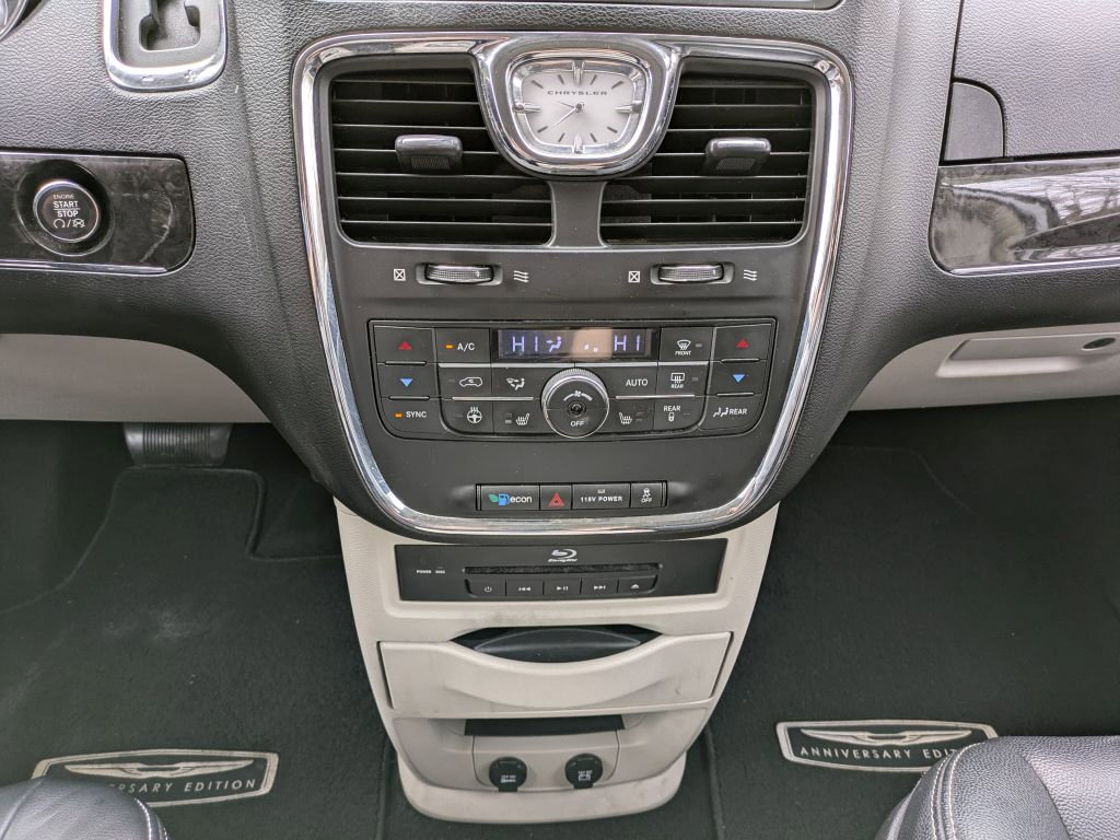 Used 2016 Chrysler Town & Country Touring-L image 22