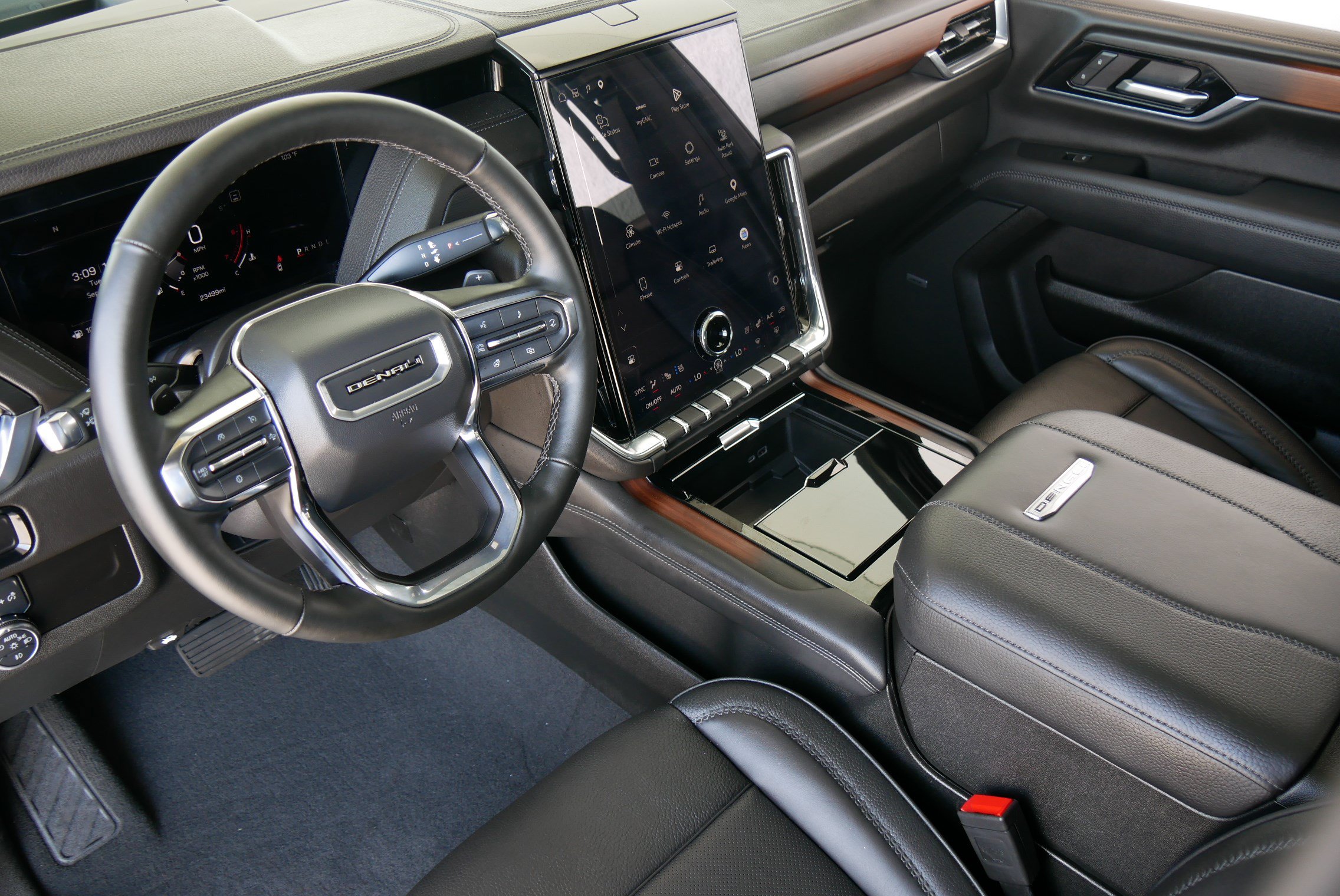 Used 2025 GMC Yukon Denali w/ Sun & Power Step Package AWD/4WD image 15