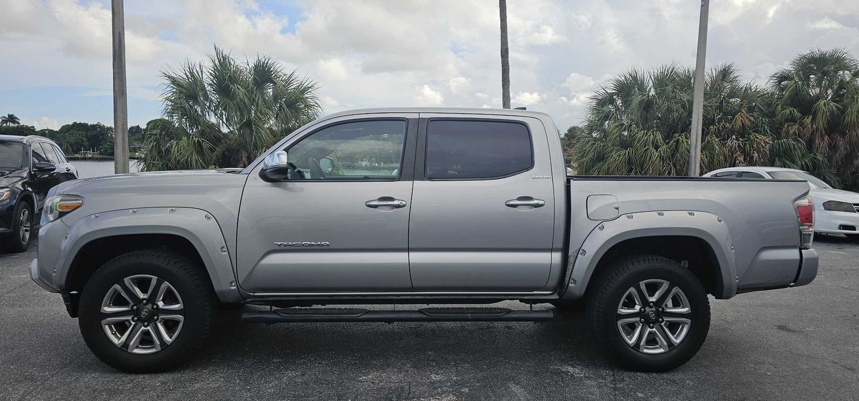 Used 2017 Toyota Tacoma Limited w/ Tow Package RWD image 2