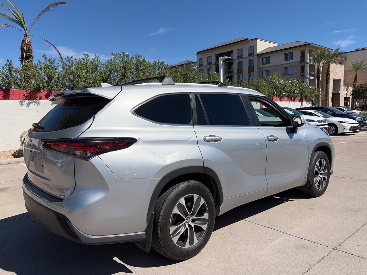 Used 2024 Toyota Highlander XLE FWD image 2