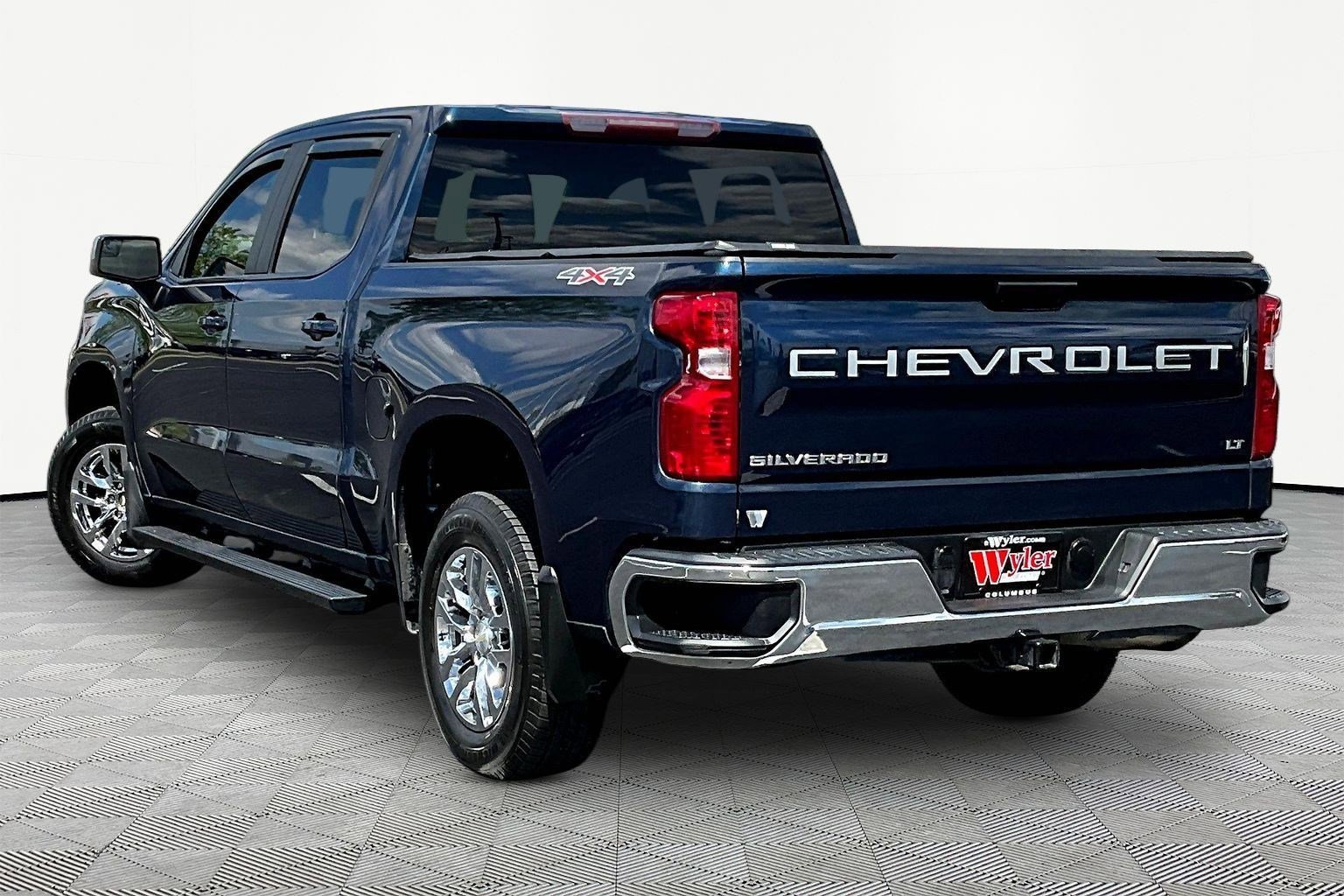 Used 2020 Chevrolet Silverado 1500 LT w/ LT Value Package AWD/4WD image 4