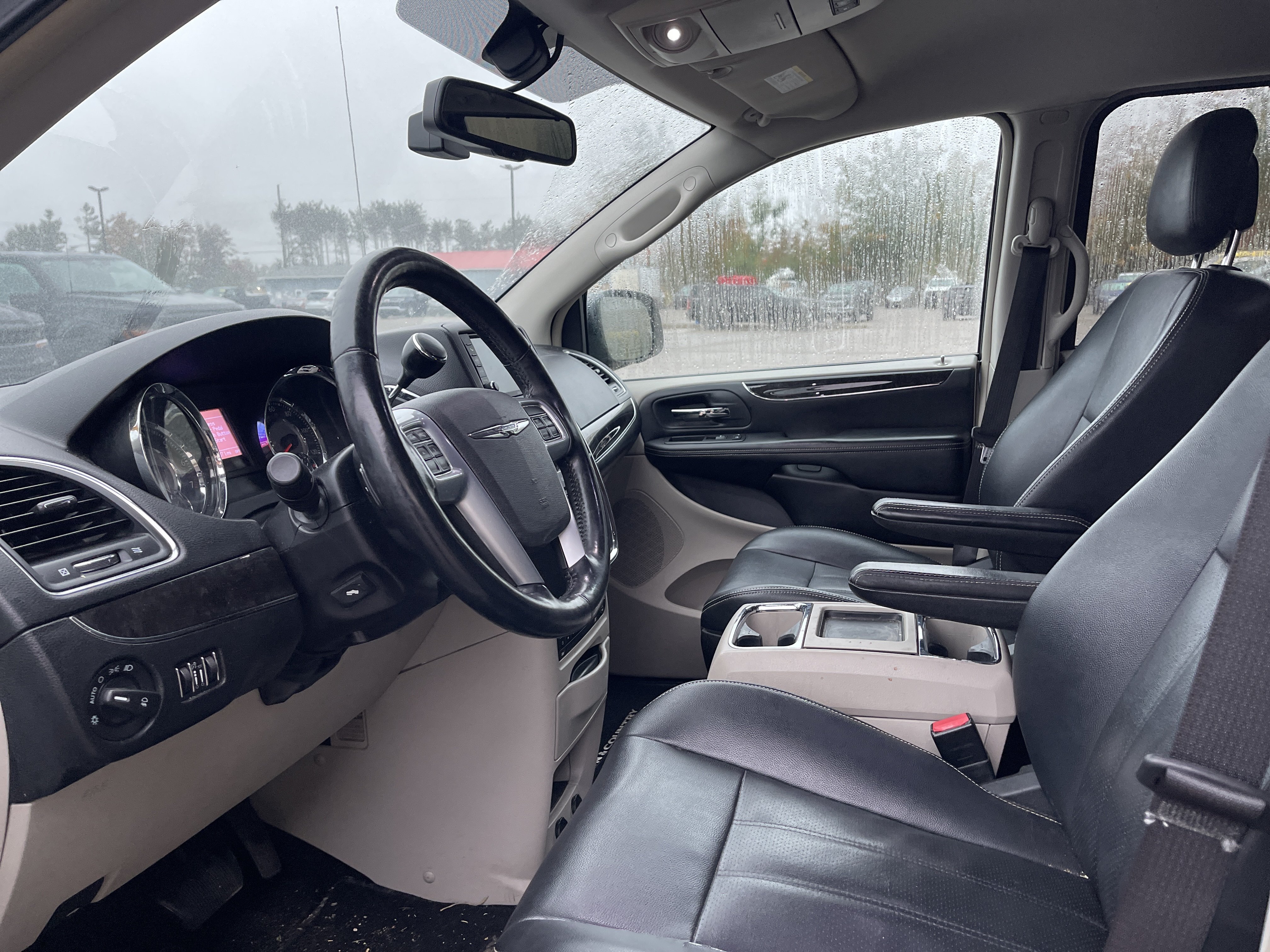 Used 2012 Chrysler Town & Country Touring-L w/ Entertainment Group #2 FWD image 10