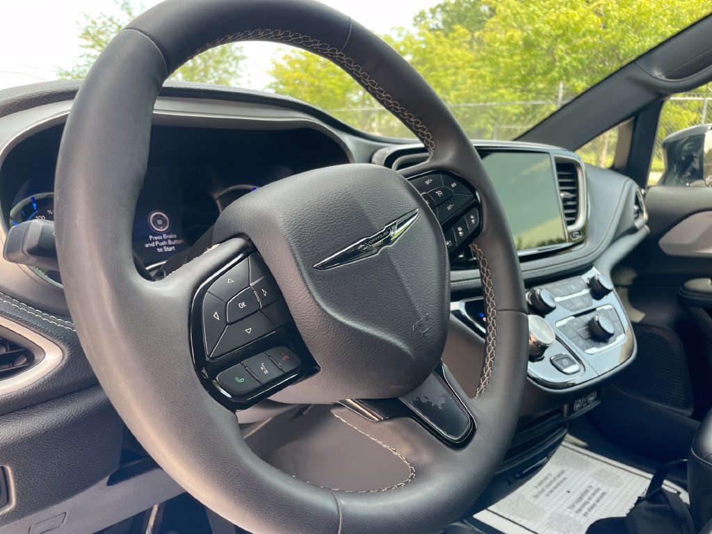Used 2024 Chrysler Pacifica Limited FWD image 15