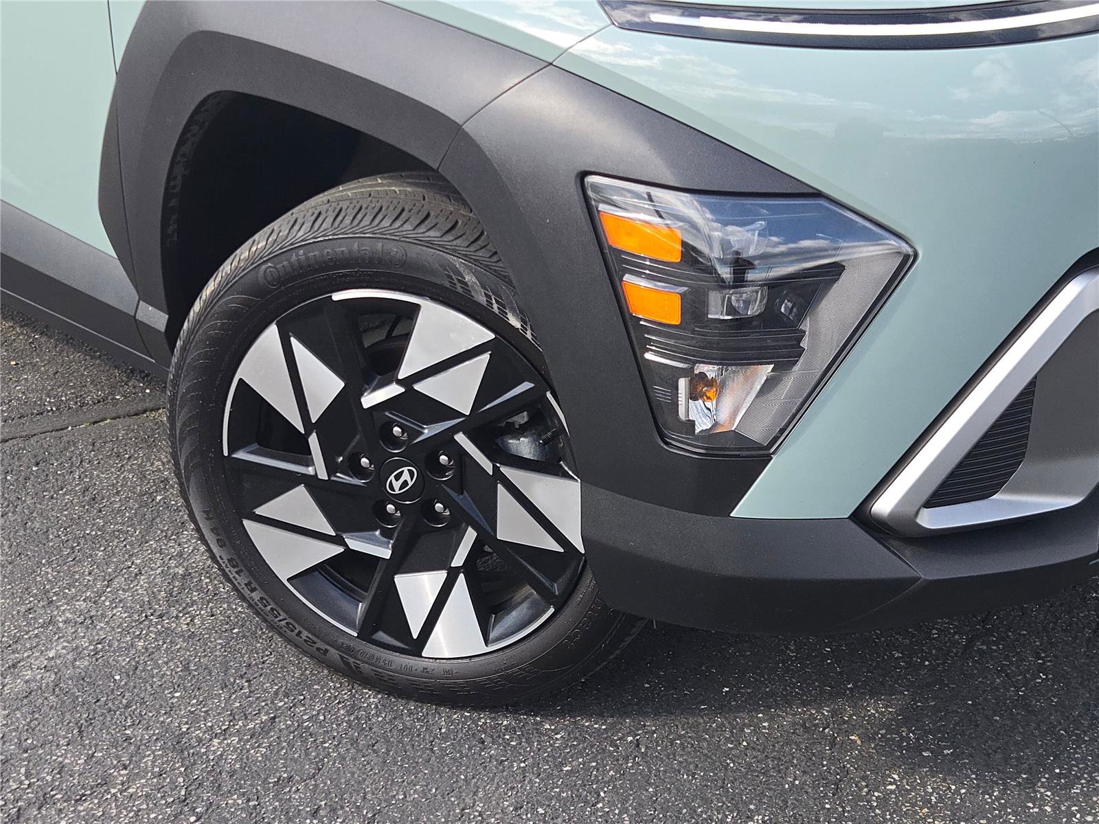 Used 2025 Hyundai Kona SEL AWD/4WD image 3