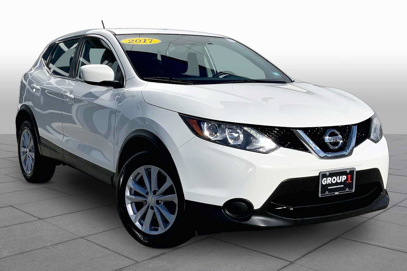 Used 2017 Nissan Rogue Sport S w/ S Appearance Package AWD/4WD image 2