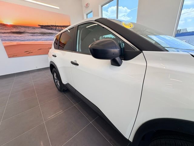 Used 2024 Nissan Rogue S AWD/4WD image 9