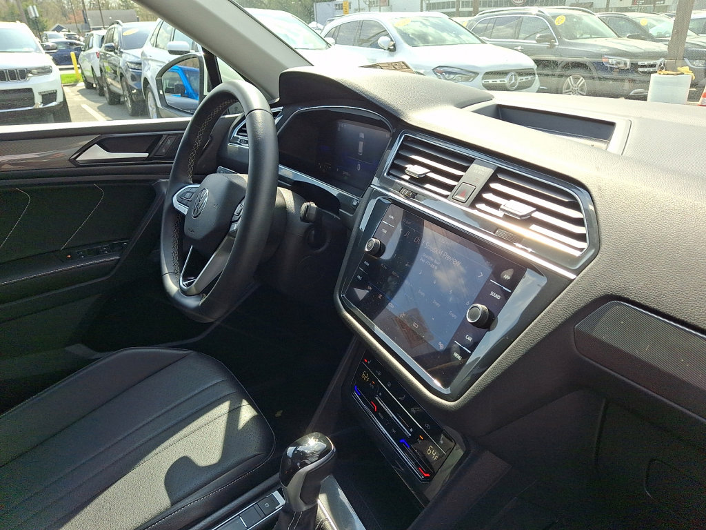 Used 2022 Volkswagen Tiguan SE w/ Panoramic Sunroof Package image 12