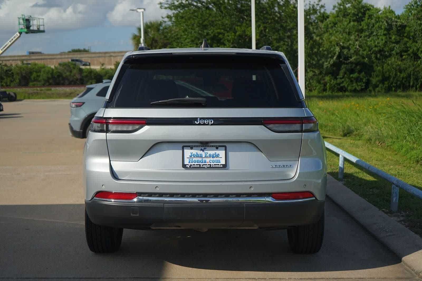 Used 2024 Jeep Grand Cherokee Laredo RWD image 5