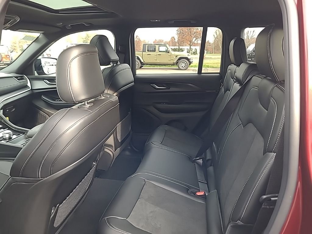 New 2025 Jeep Grand Cherokee Altitude AWD/4WD image 22