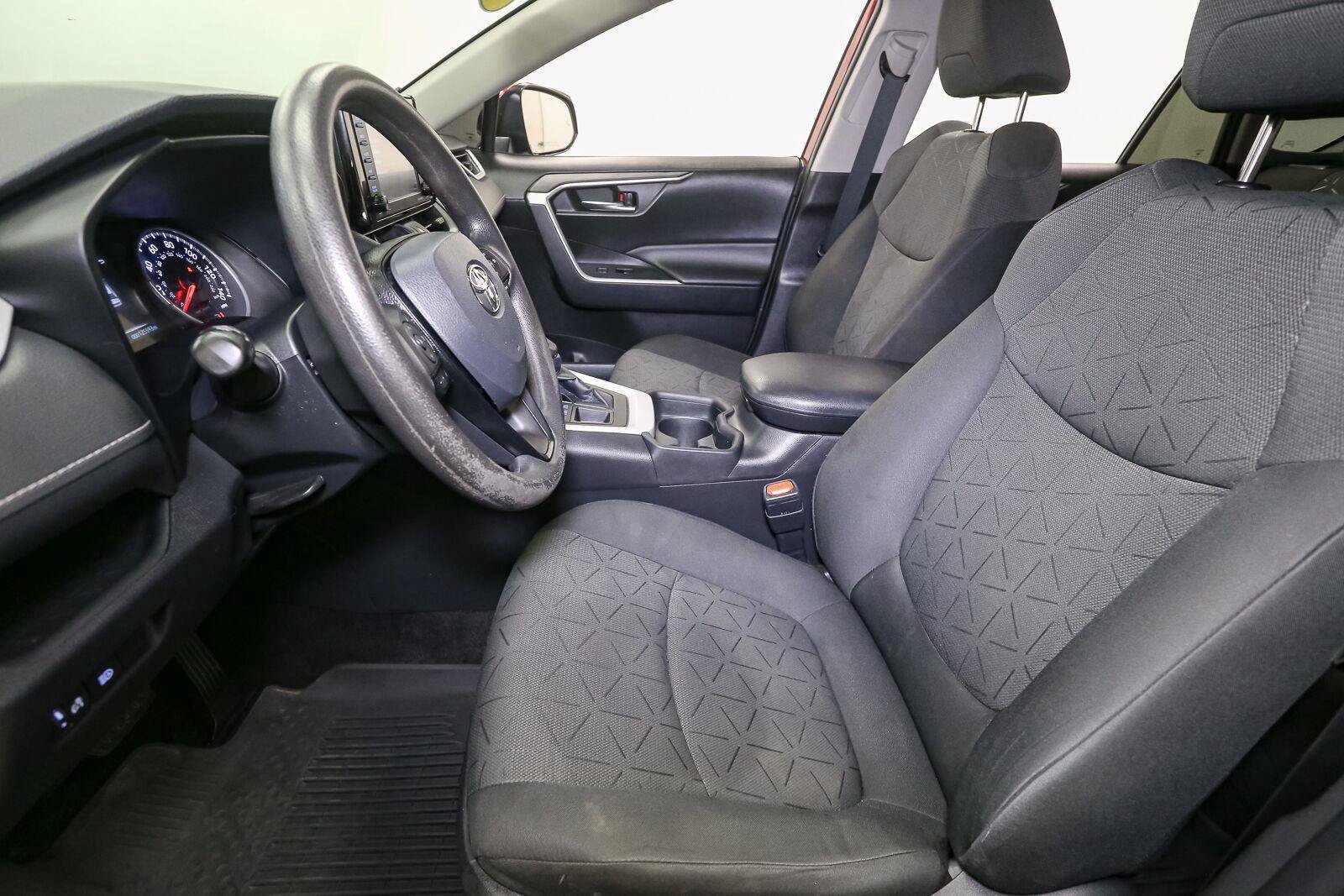 Used 2021 Toyota RAV4 XLE AWD/4WD image 40