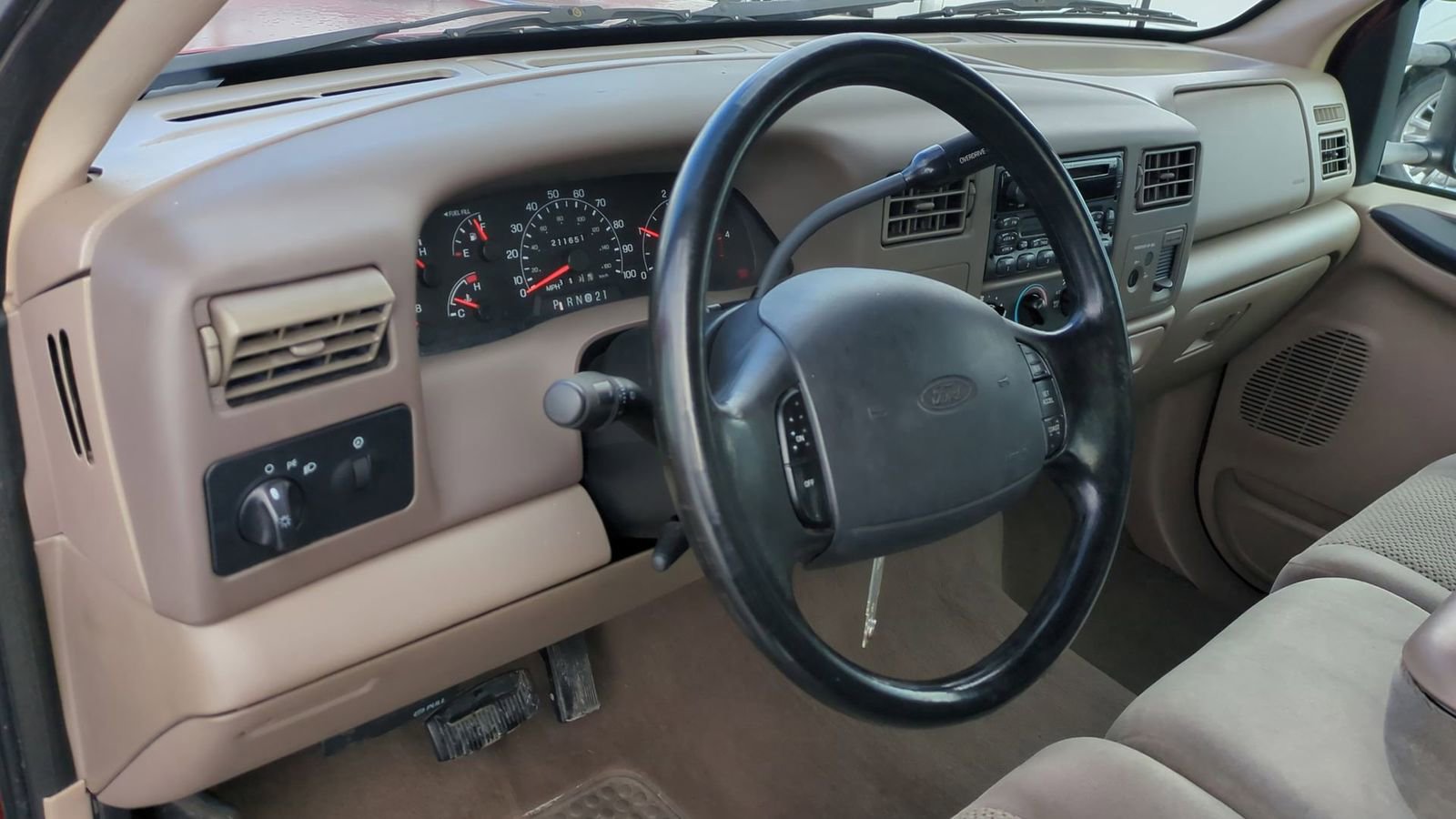 Used 2001 Ford F250 Lariat image 2
