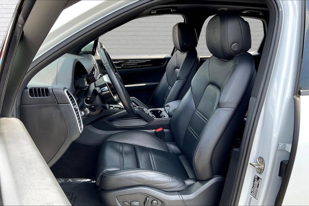Used 2023 Porsche Cayenne w/ Premium Package AWD/4WD image 20