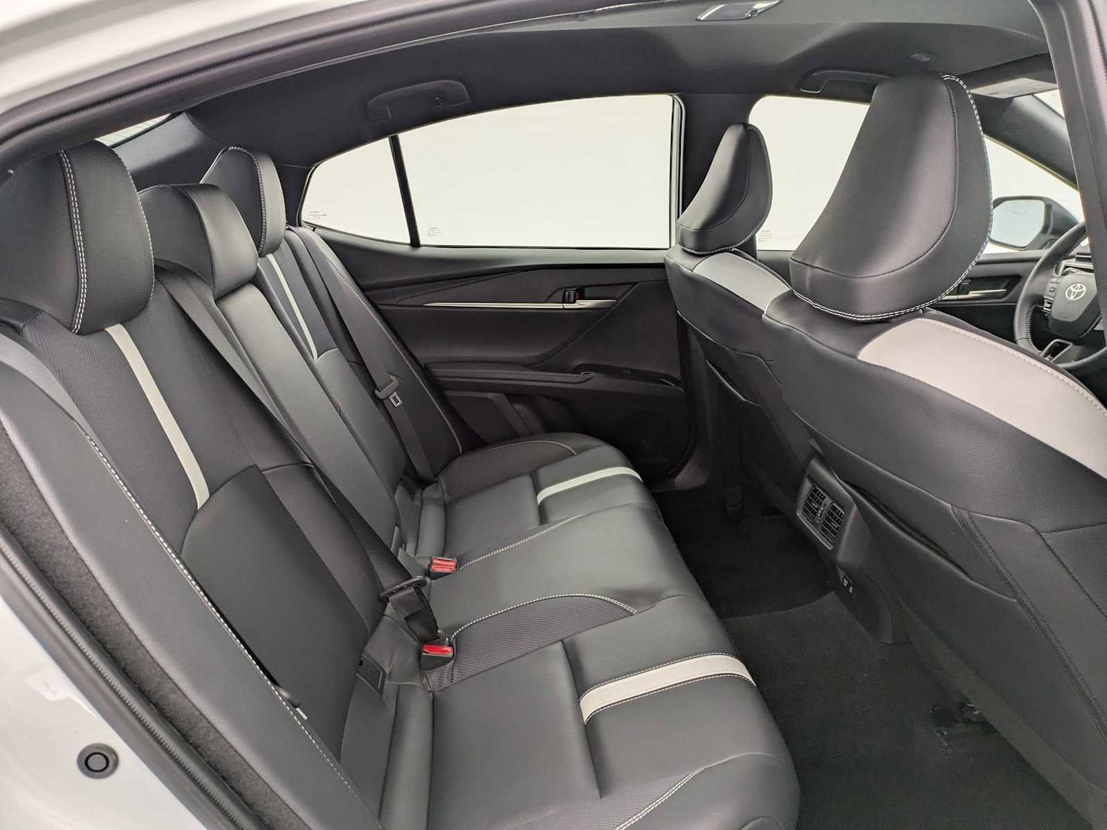 Used 2025 Toyota Camry SE image 21